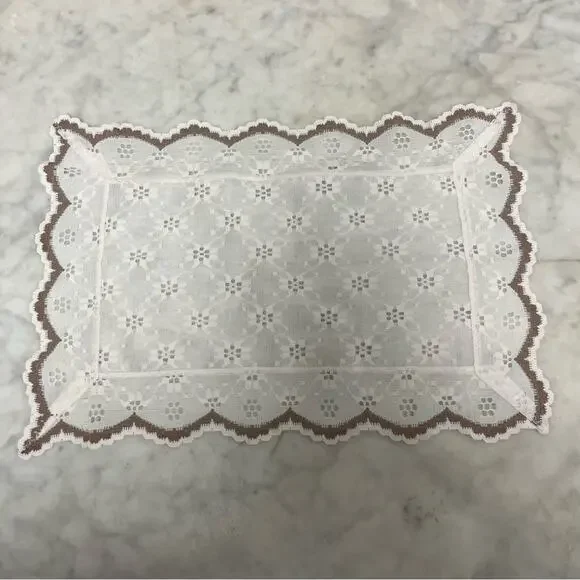 Vintage handcrafted eyelet doily placemat - Picture 3 of 5